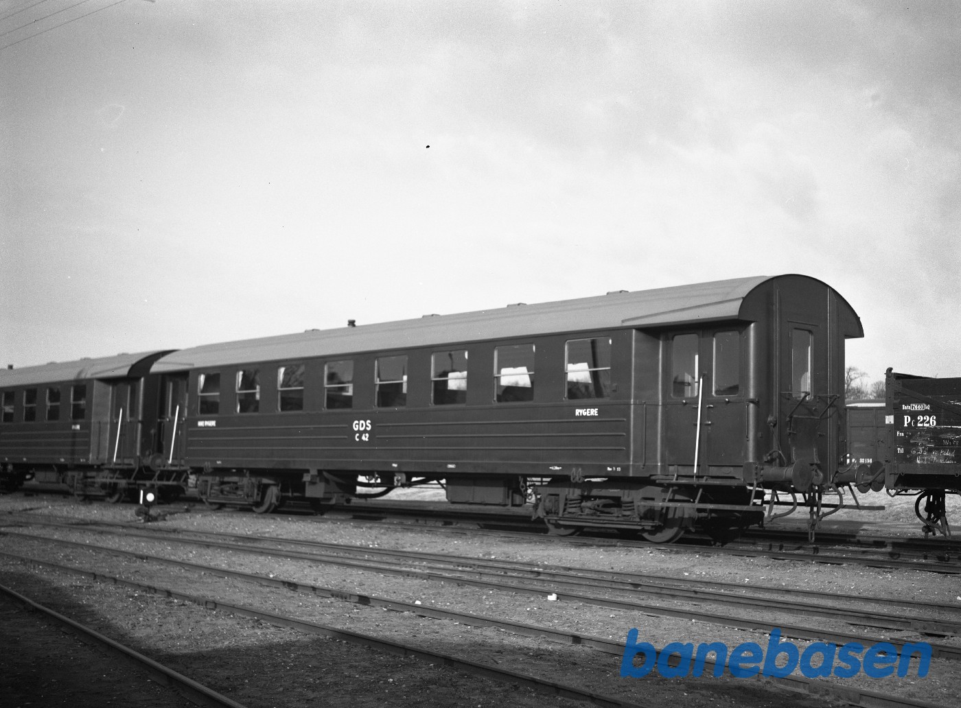 Personvogn GDS C 42 holder på Hillerød station Personvogn GDS C 42 holder på Hillerød station