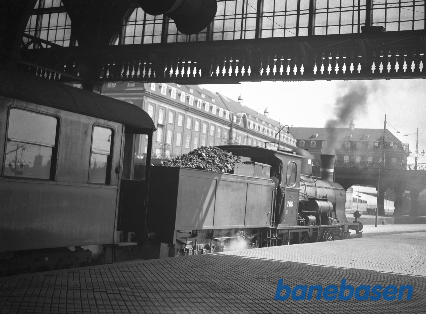 Damplokomotiv DSB C 706 med Kalundborg tog holde ved perron på København H Damplokomotiv DSB C 706 med Kalundborg tog holde ved perron på København H