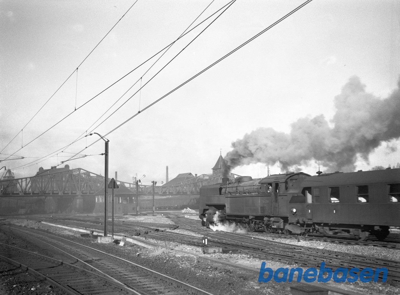 Damplokomotiv ltr S med persontog på vej til Helsingør fra Østerport station Damplokomotiv ltr S med persontog på vej til Helsingør fra Østerport station