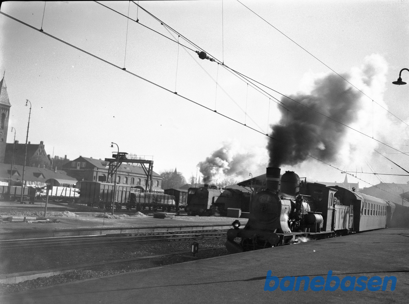 Damplokomotiv DSB C 704 og DSB Ltr S maskine klar til væddeløb fra Østerport station Damplokomotiv DSB C 704 og DSB Ltr S maskine klar til væddeløb fra Østerport station