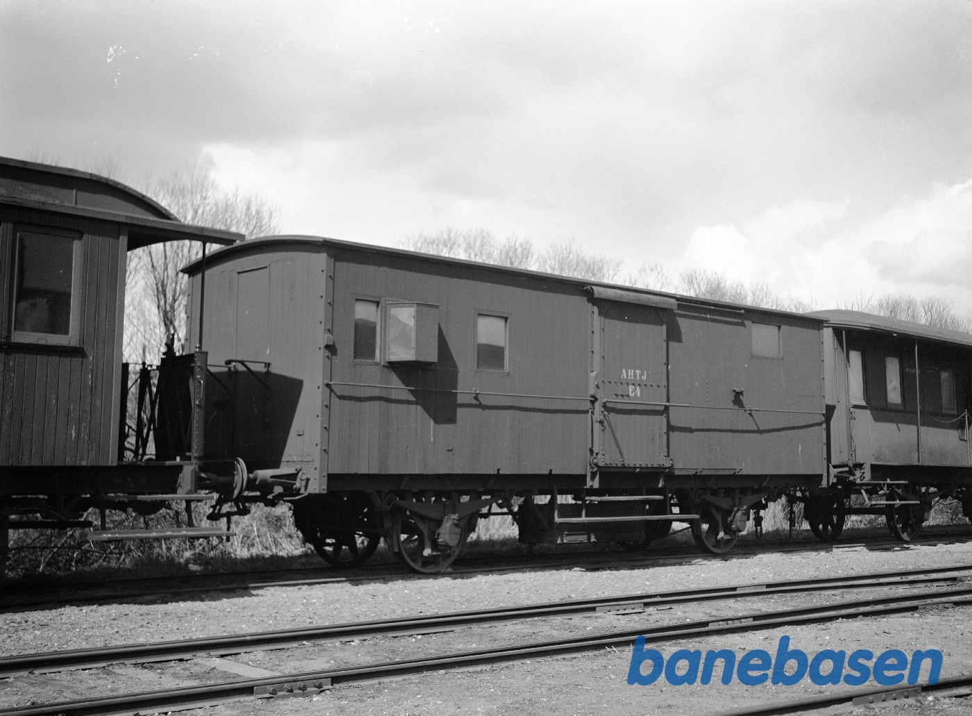 Pakvogn AHTJ E 4 på Hammelbanens station i Arhus Pakvogn AHTJ E 4 på Hammelbanens station i Arhus