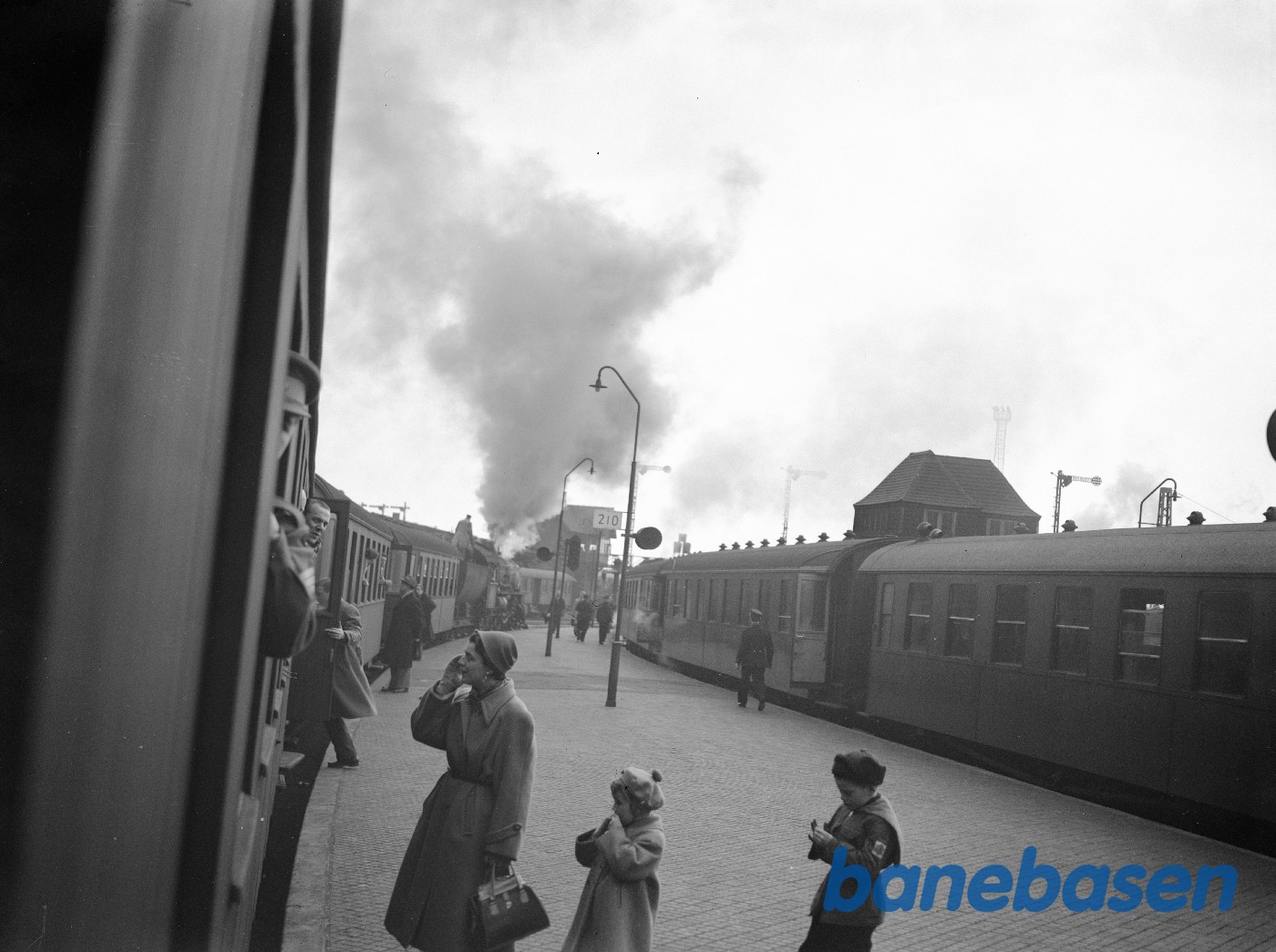 Stemningsbillede fra perronen på København H. Tog 23 holder ved perron. Toget fremføres af damplokomotiv DSB Ltr E Stemningsbillede fra perronen på København H. Tog 23 holder ved perron. Toget fremføres af damplokomotiv DSB Ltr E