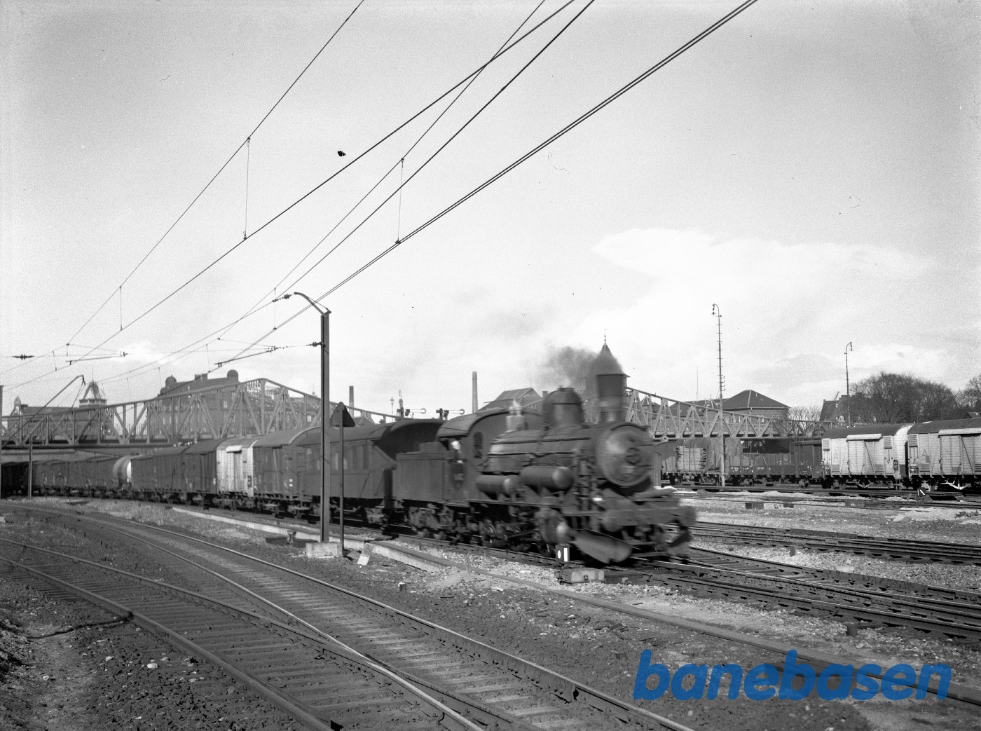 Damplokomotiv DSB ltr D på vej mod København fra Helsingør. Broen ved Østerport station Damplokomotiv DSB ltr D på vej mod København fra Helsingør. Broen ved Østerport station