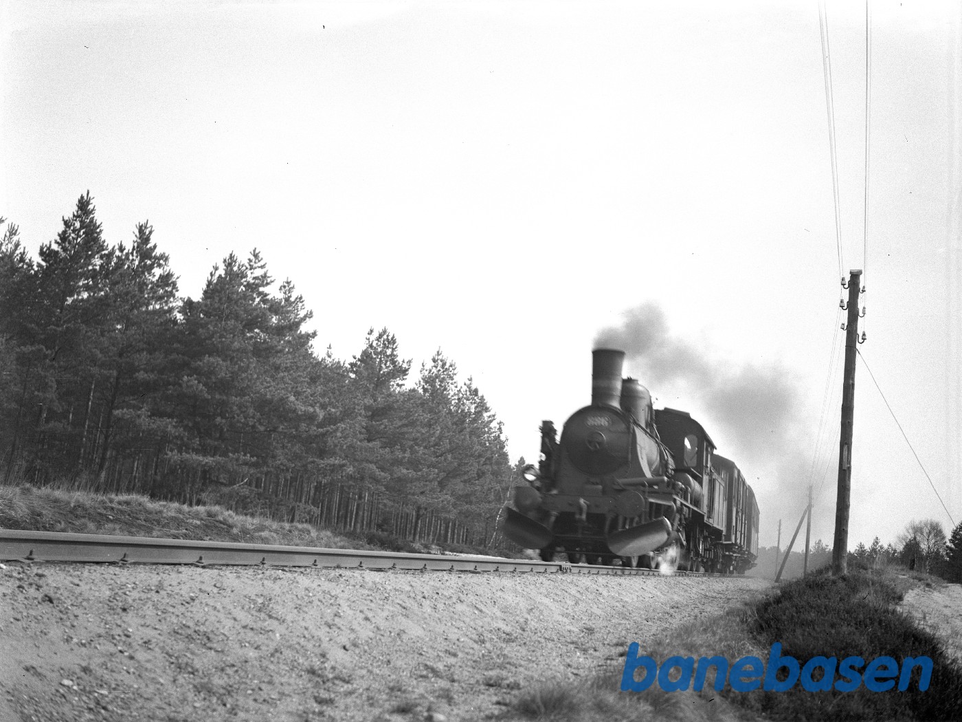 Damplokomotiv DSB D 886 på vej med godstog til Silkeborg Damplokomotiv DSB D 886 på vej med godstog til Silkeborg