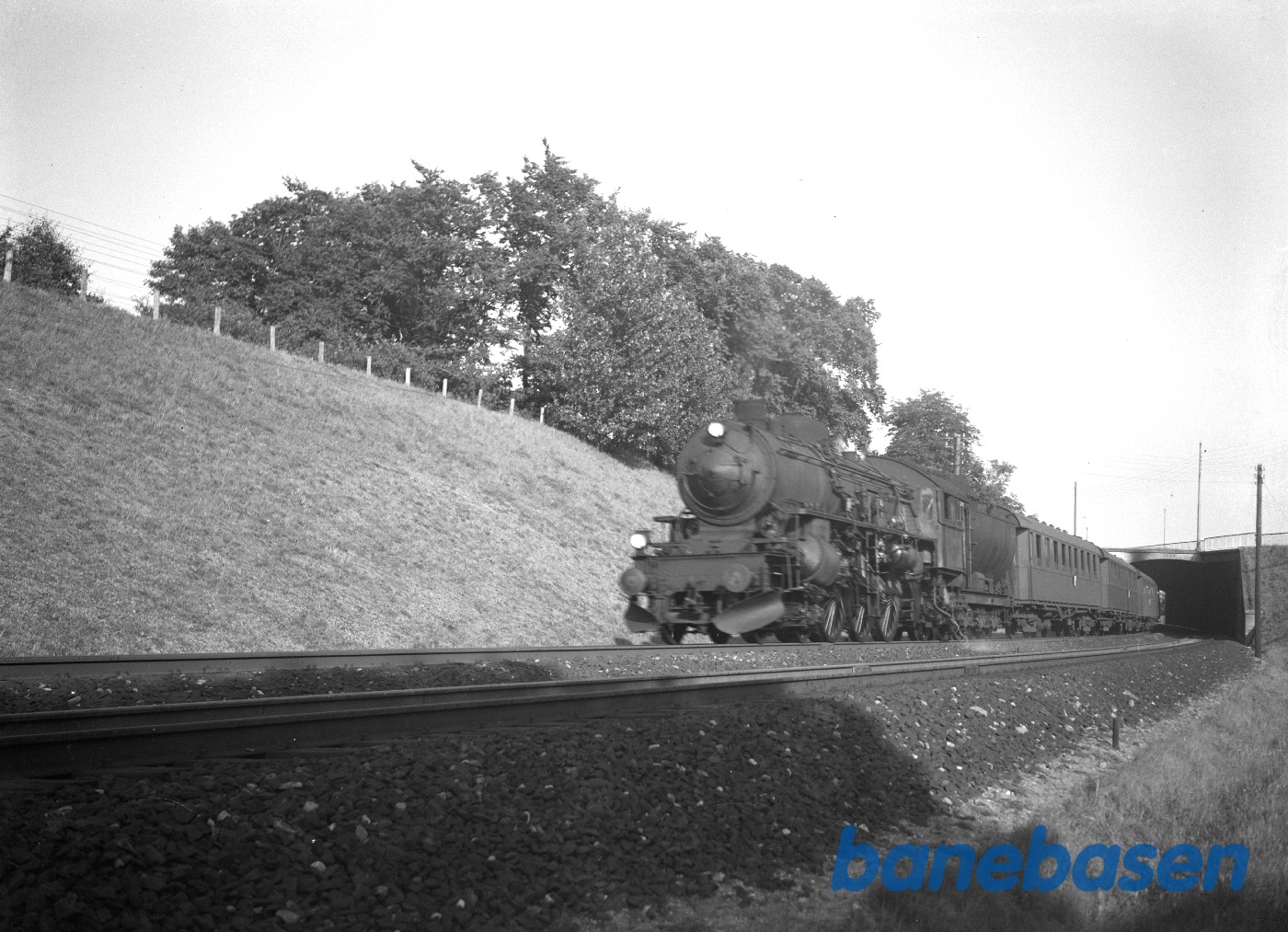 Damplokomotiv DSB Ltr E med tog 25 på vej ud af stationen i Randers Damplokomotiv DSB Ltr E med tog 25 på vej ud af stationen i Randers