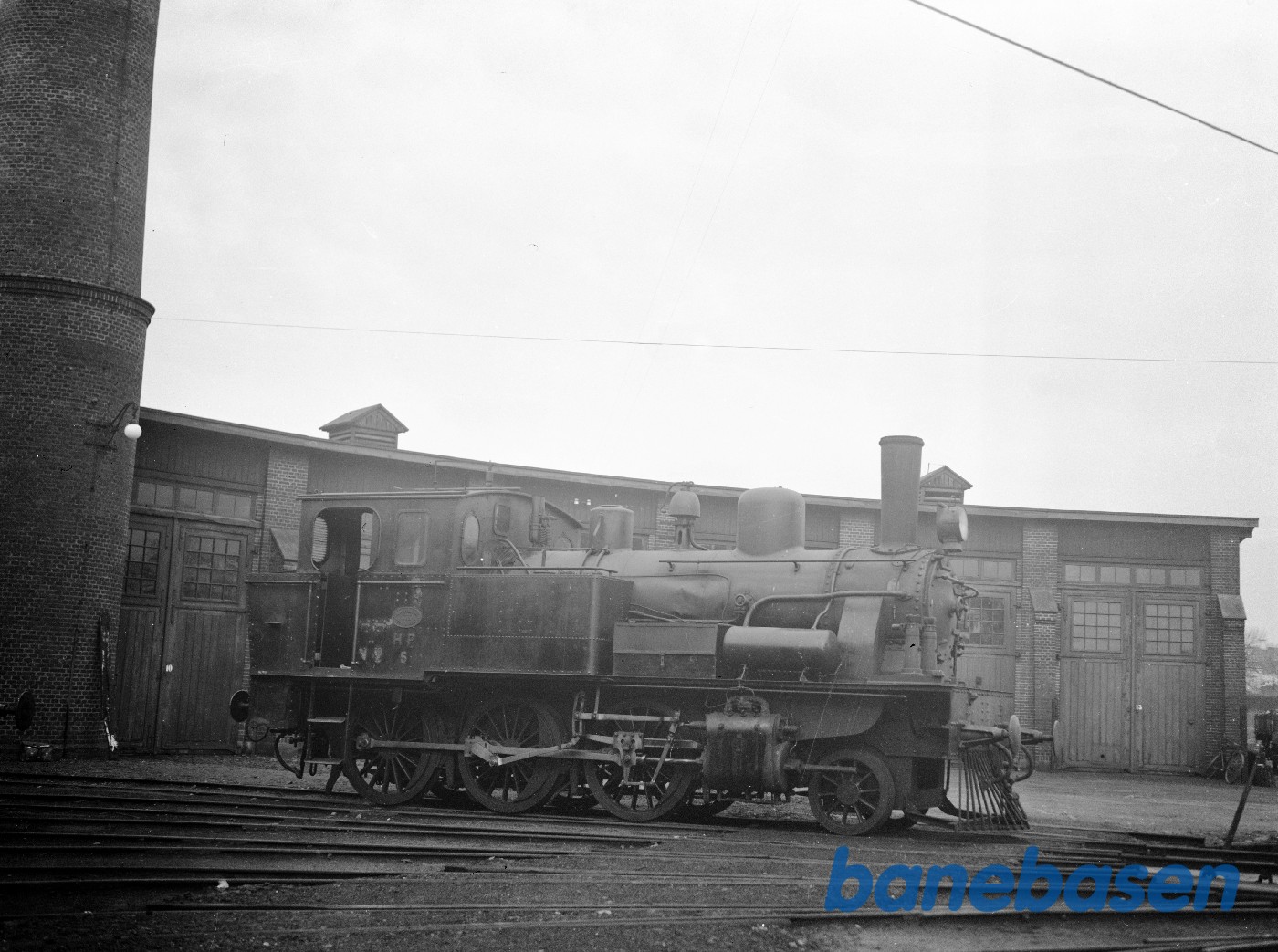 Damplokomotiv HP 5 ved remisen på Hjørring Vest Damplokomotiv HP 5 ved remisen på Hjørring Vest