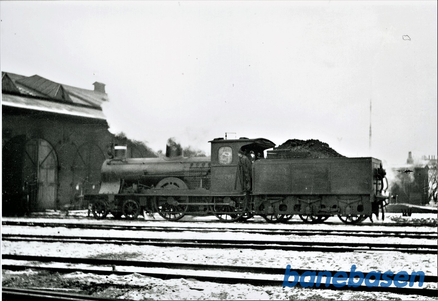 Damplokomotiv ltr C nr 701 foran maskindepotet på kbh GB Damplokomotiv ltr C nr 701 foran maskindepotet på kbh GB