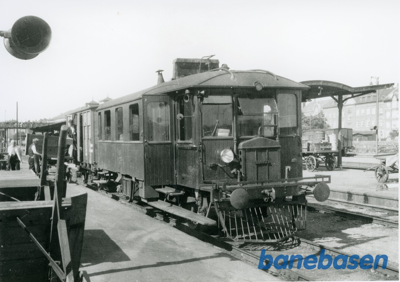 Motorvogn FFJ M 1206 med godsvogne på Aalborg station Motorvogn FFJ M 1206 med godsvogne på Aalborg station