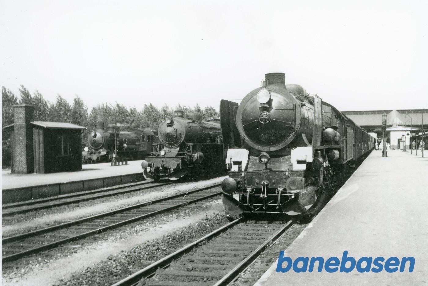Damplokomotiver. P 926, E 964 og R 962 med persontog i Fredericia Damplokomotiver. P 926, E 964 og R 962 med persontog i Fredericia