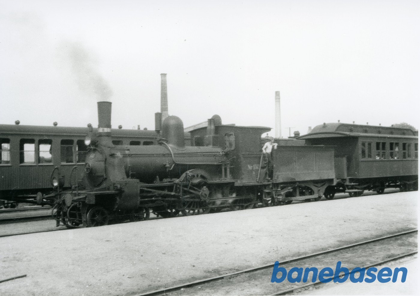 Damplokomotiv A 157 med persontog på Odense syd. Toget medfører gl. SFJ vogne Damplokomotiv A 157 med persontog på Odense syd. Toget medfører gl. SFJ vogne