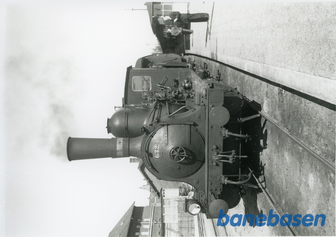 Damplokomotiv DSB G 632 på Ringe station med persontog Damplokomotiv DSB G 632 på Ringe station med persontog