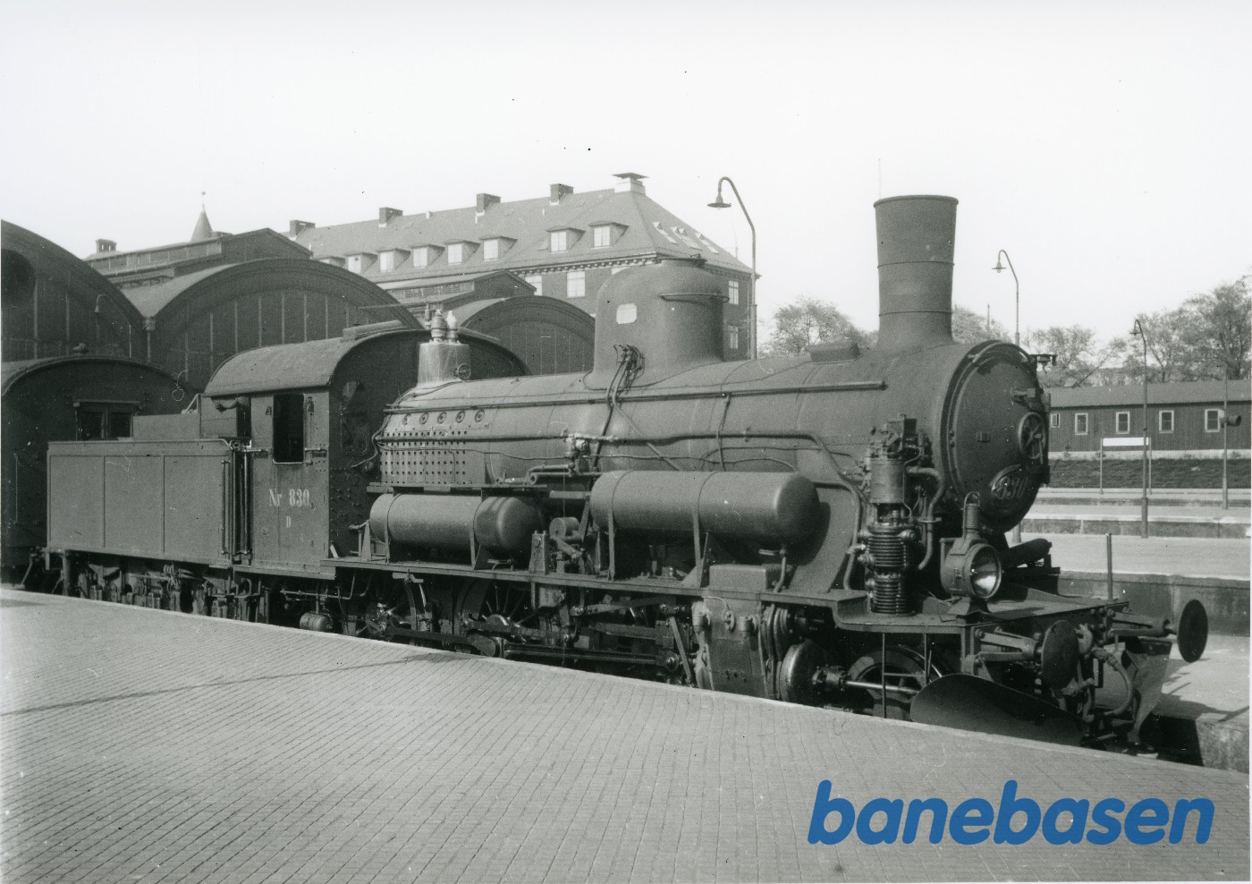 Damplokomotiv D 830 holder på København H med et persontog Damplokomotiv D 830 holder på København H med et persontog