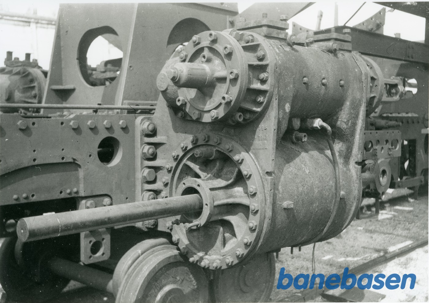 Damplokomotiv Baureihe DR 50 på centralværkstedet i København. Billede af venstre cylinder Damplokomotiv Baureihe DR 50 på centralværkstedet i København. Billede af venstre cylinder