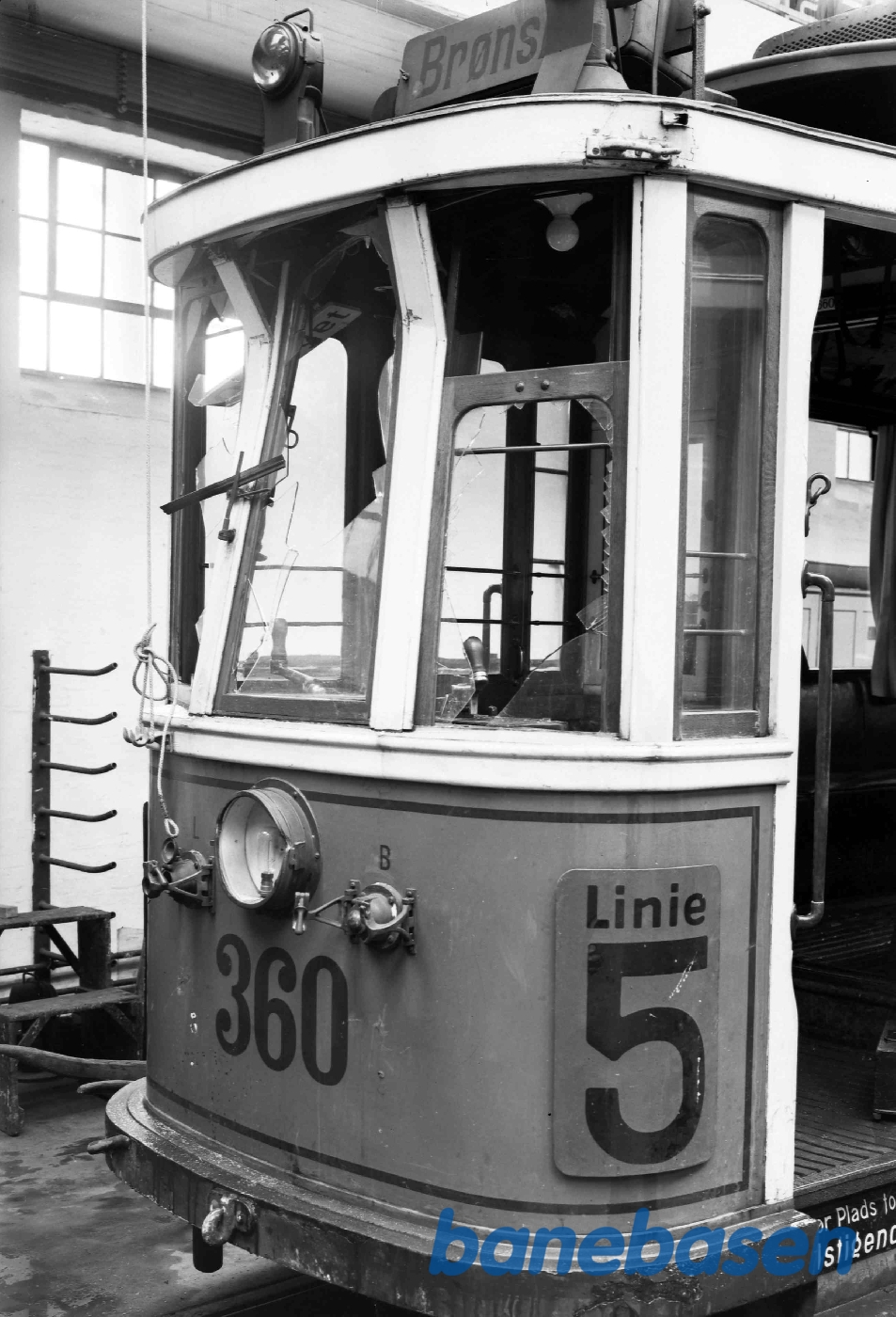 Beskadiget bagperron Beskadiget bagperron