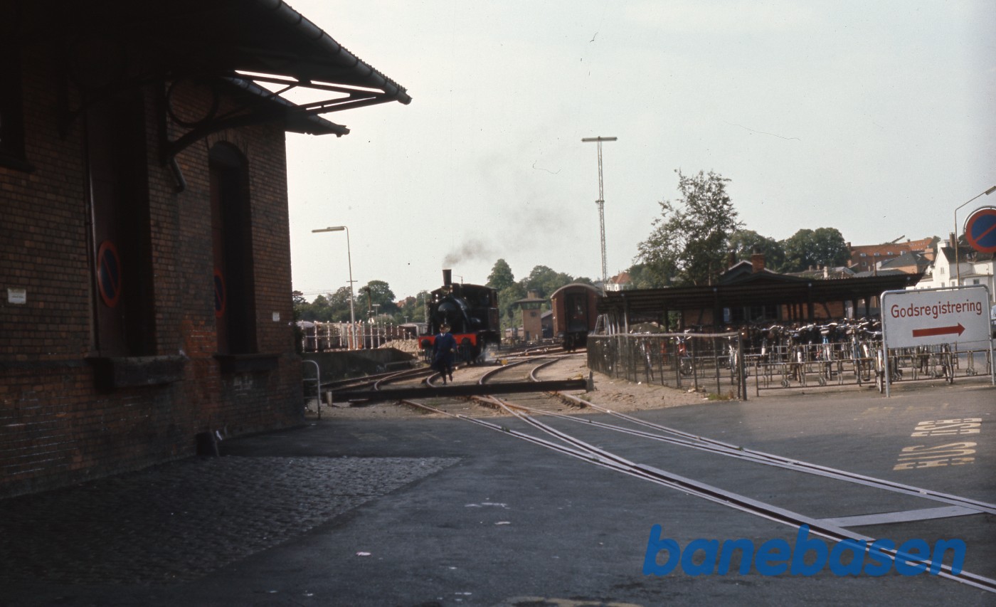 Nr. 7 holder i P2 og er på vej over havnen til Grønnehave Nr. 7 holder i P2 og er på vej over havnen til Grønnehave