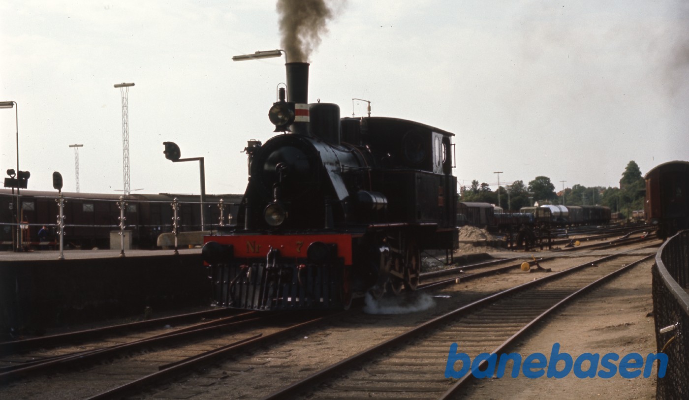 Nr. 7 holder i P2 og er på vej over havnen til Grønnehave Nr. 7 holder i P2 og er på vej over havnen til Grønnehave