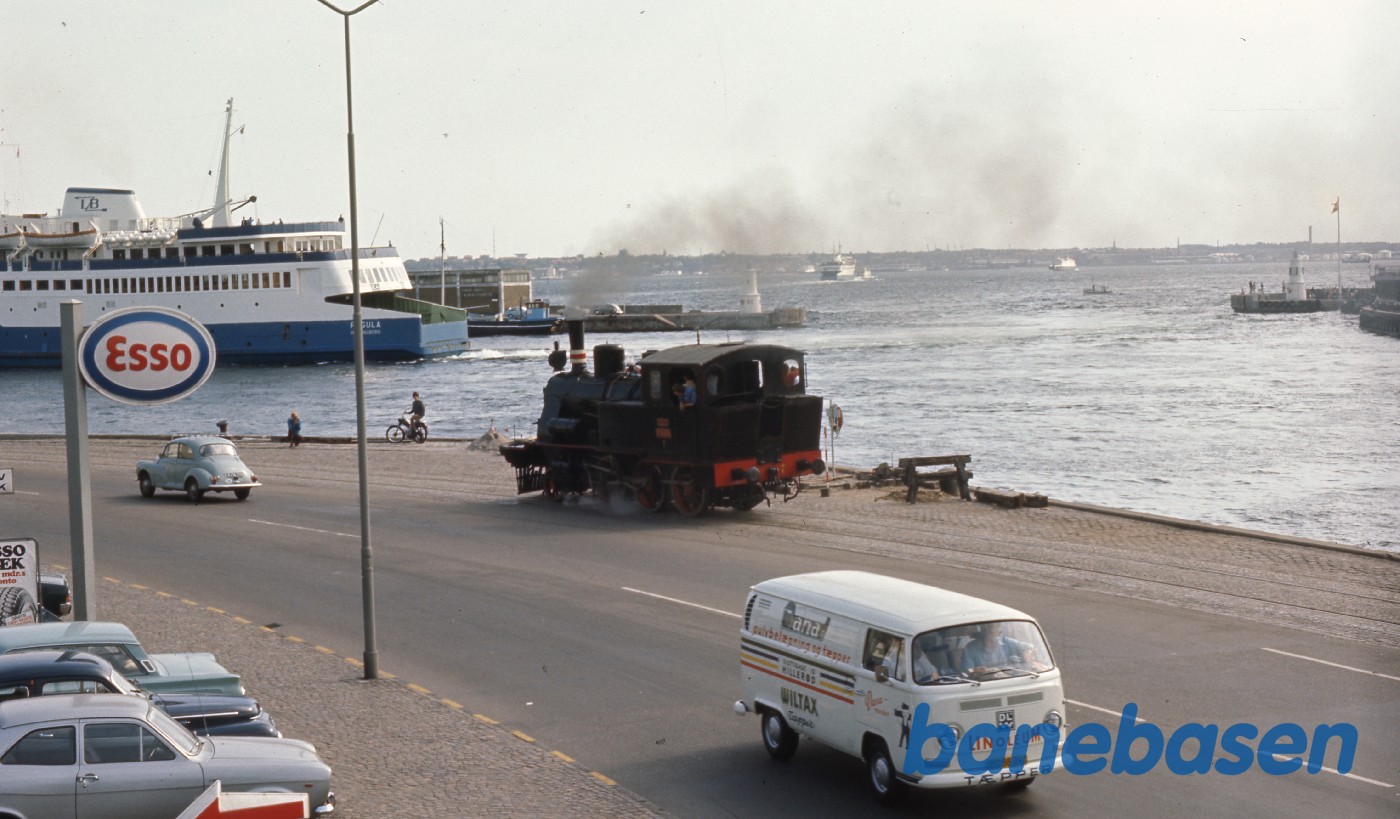 Nr. 7 på vej over havnen til Grønnehave Nr. 7 på vej over havnen til Grønnehave