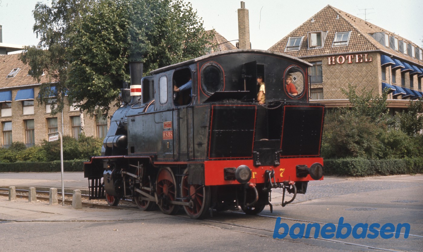 Nr. 7 på vej over Kronborgvej og ind på Grønnehave station Nr. 7 på vej over Kronborgvej og ind på Grønnehave station