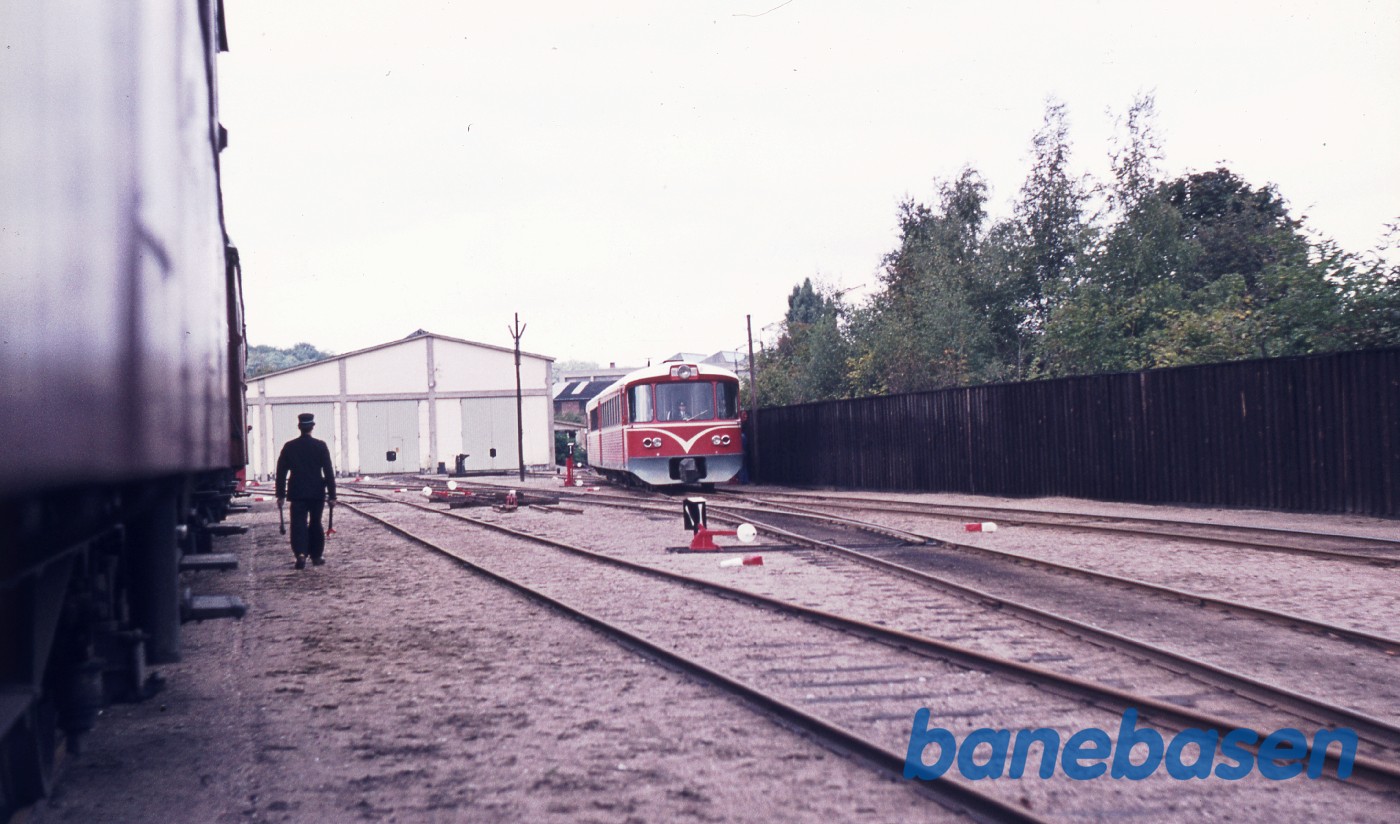 Y-tog på vej ind på stationen Y-tog på vej ind på stationen