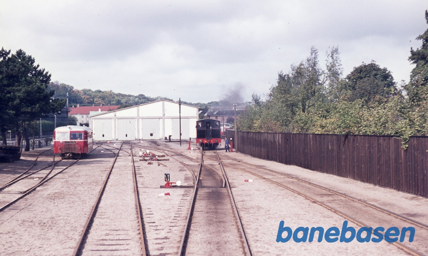 Nr. 7 rangerer på stationen - omløb. Scandia skinnebus ude til venstre i spor 4 Nr. 7 rangerer på stationen - omløb. Scandia skinnebus ude til venstre i spor 4