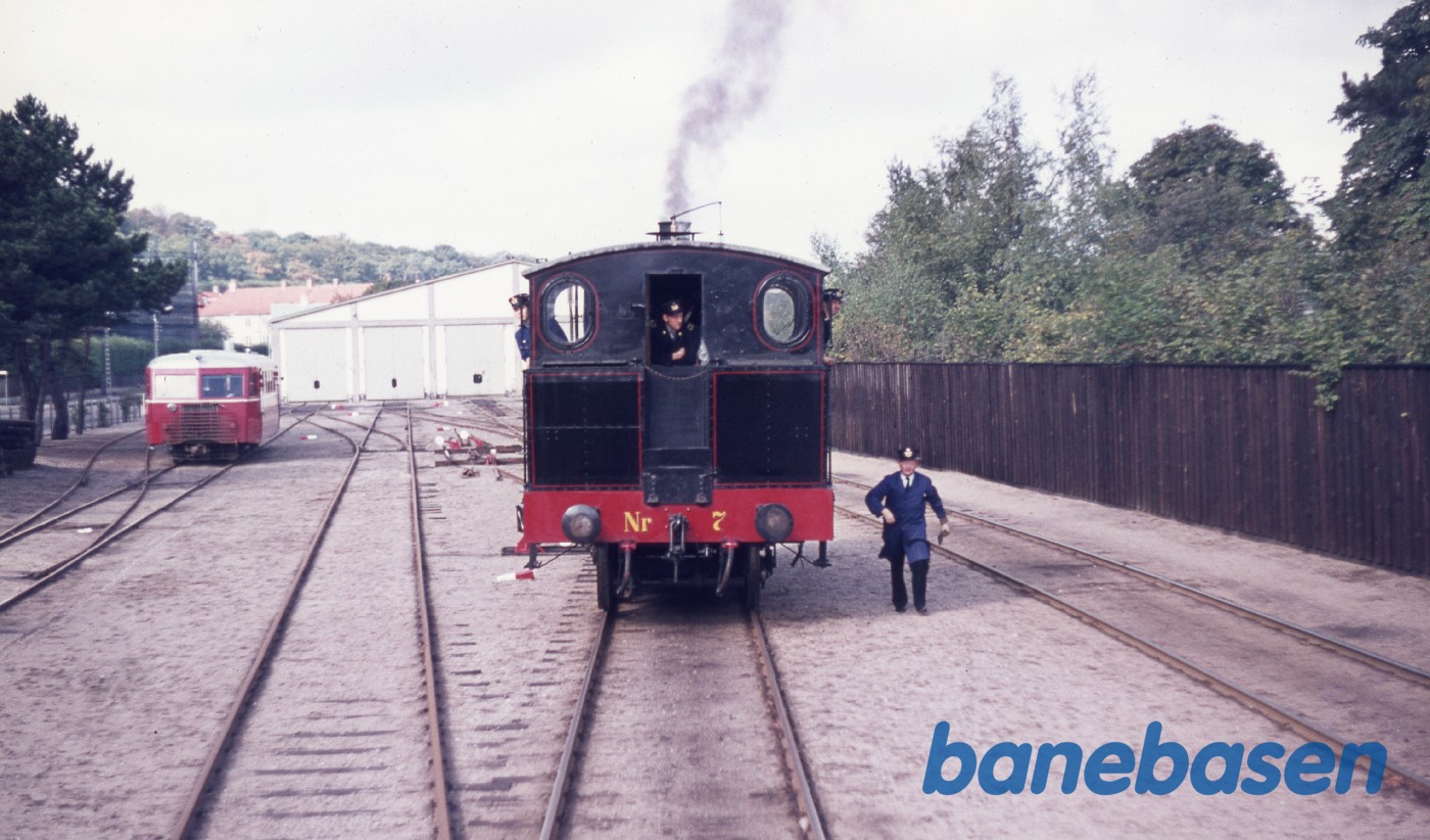 Nr. 7 rangerer på stationen - omløb. Scandia skinnebus ude til venstre i spor 4 Nr. 7 rangerer på stationen - omløb. Scandia skinnebus ude til venstre i spor 4