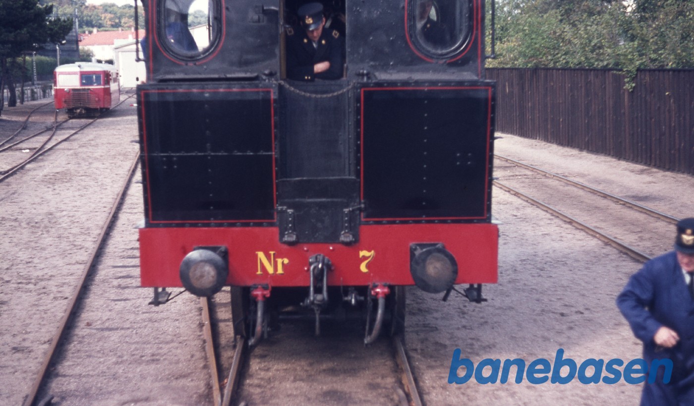 Nr. 7 rangerer på stationen - omløb. Scandia skinnebus ude til venstre i spor 4 Nr. 7 rangerer på stationen - omløb. Scandia skinnebus ude til venstre i spor 4