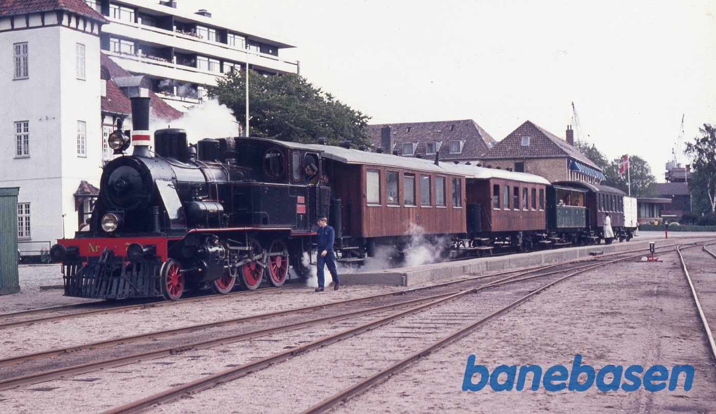 Veterantoget holder klar i spor 1 til den første tur Veterantoget holder klar i spor 1 til den første tur