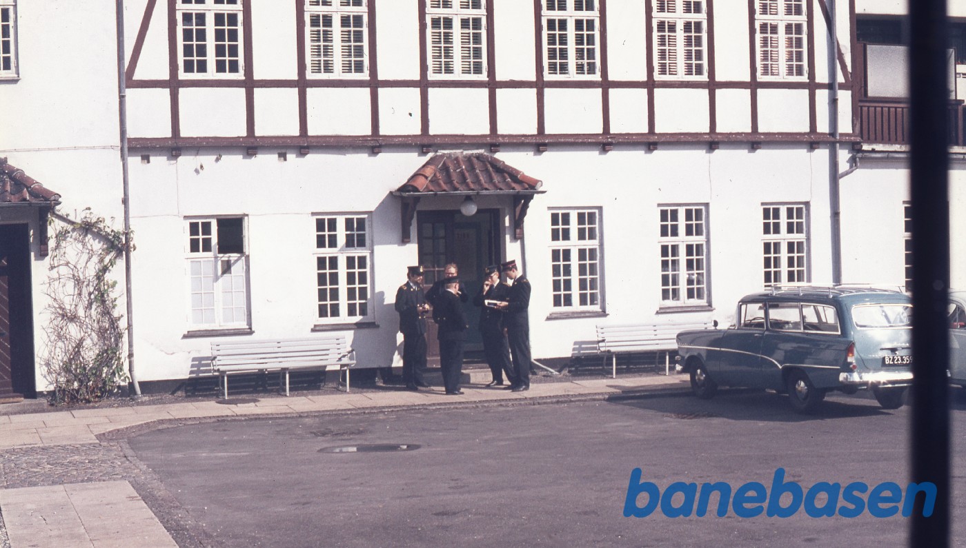 Personalet står i døren til stationen og snakker med direktøren Personalet står i døren til stationen og snakker med direktøren