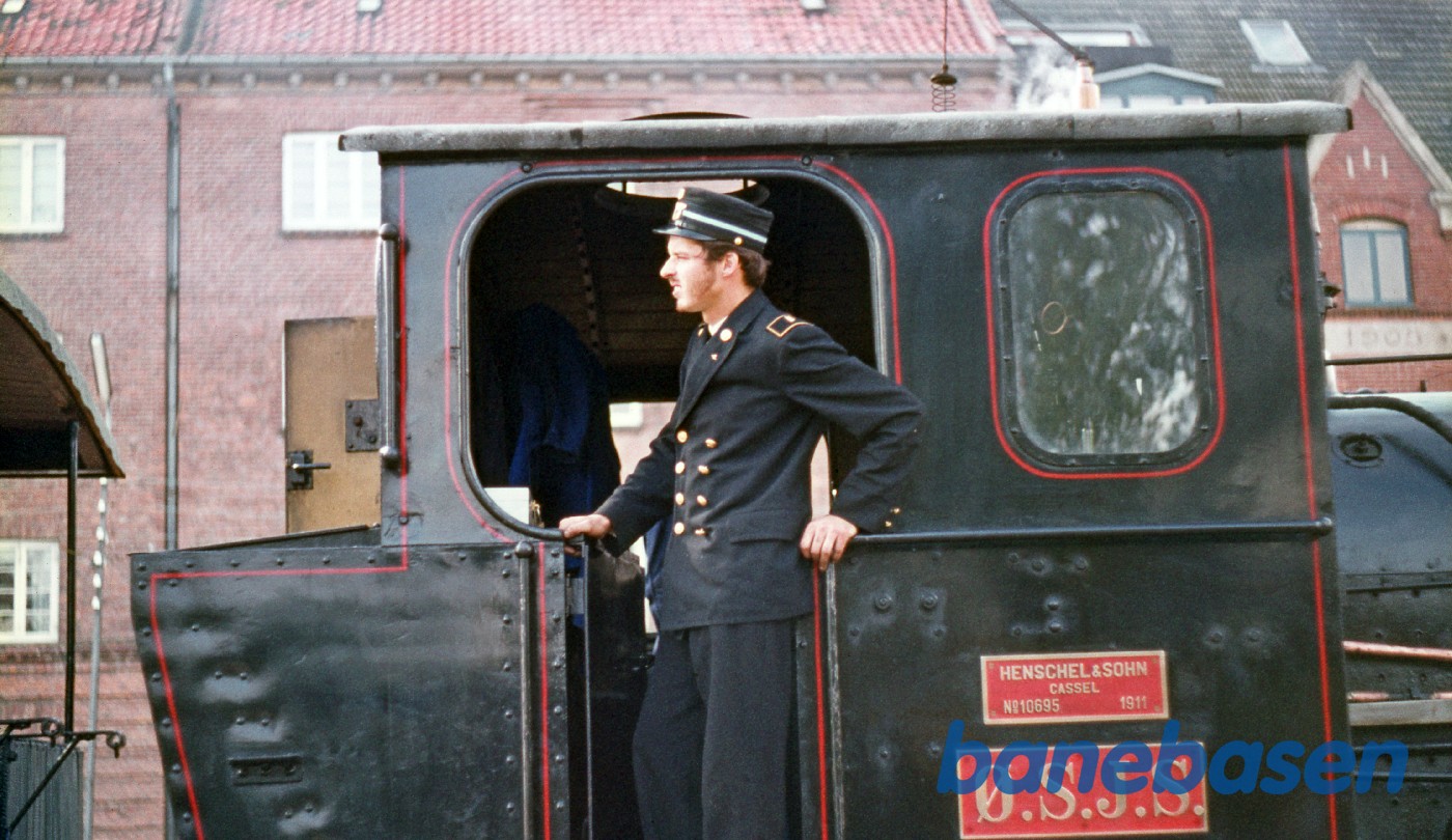 Lokomotivføreren holder øje med afgangssignalet fra togsøreren Lokomotivføreren holder øje med afgangssignalet fra togsøreren