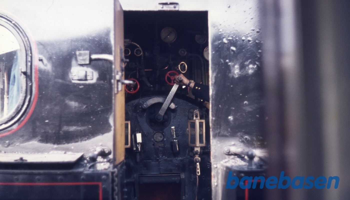 Lokomotivføreren åbner for dampen Lokomotivføreren åbner for dampen