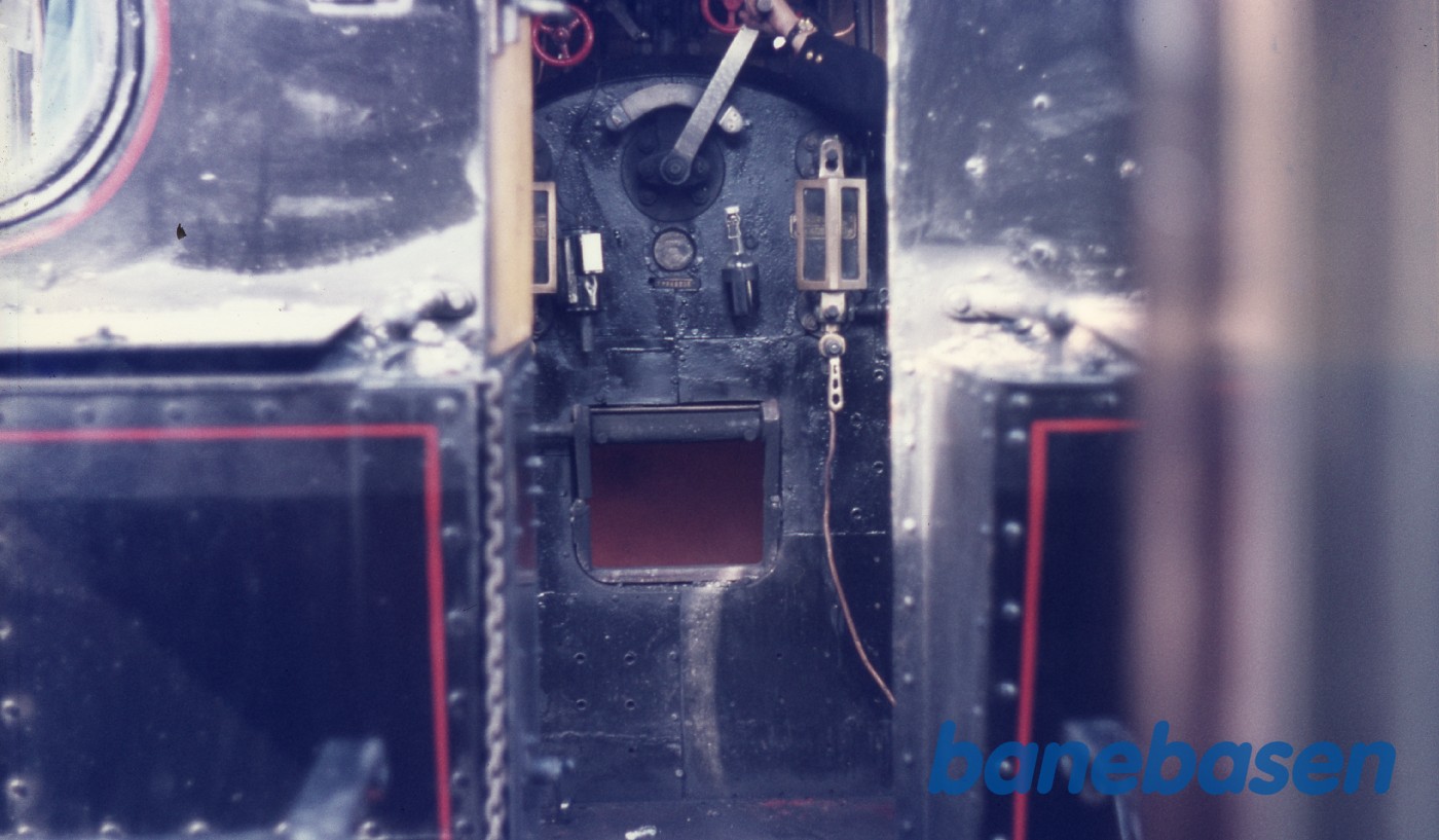 Lokomotivføreren åbner for dampen Lokomotivføreren åbner for dampen