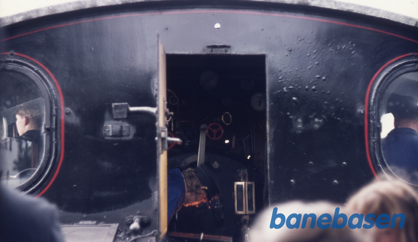 Lokomotivføreren åbner for dampen Lokomotivføreren åbner for dampen