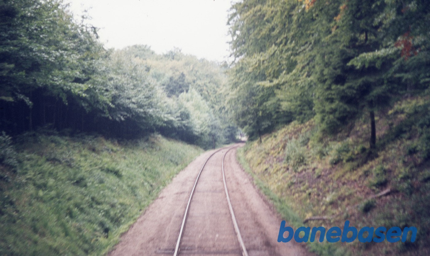 Bagskud af sporet, toget på vej ned mod Højstrup Bagskud af sporet, toget på vej ned mod Højstrup