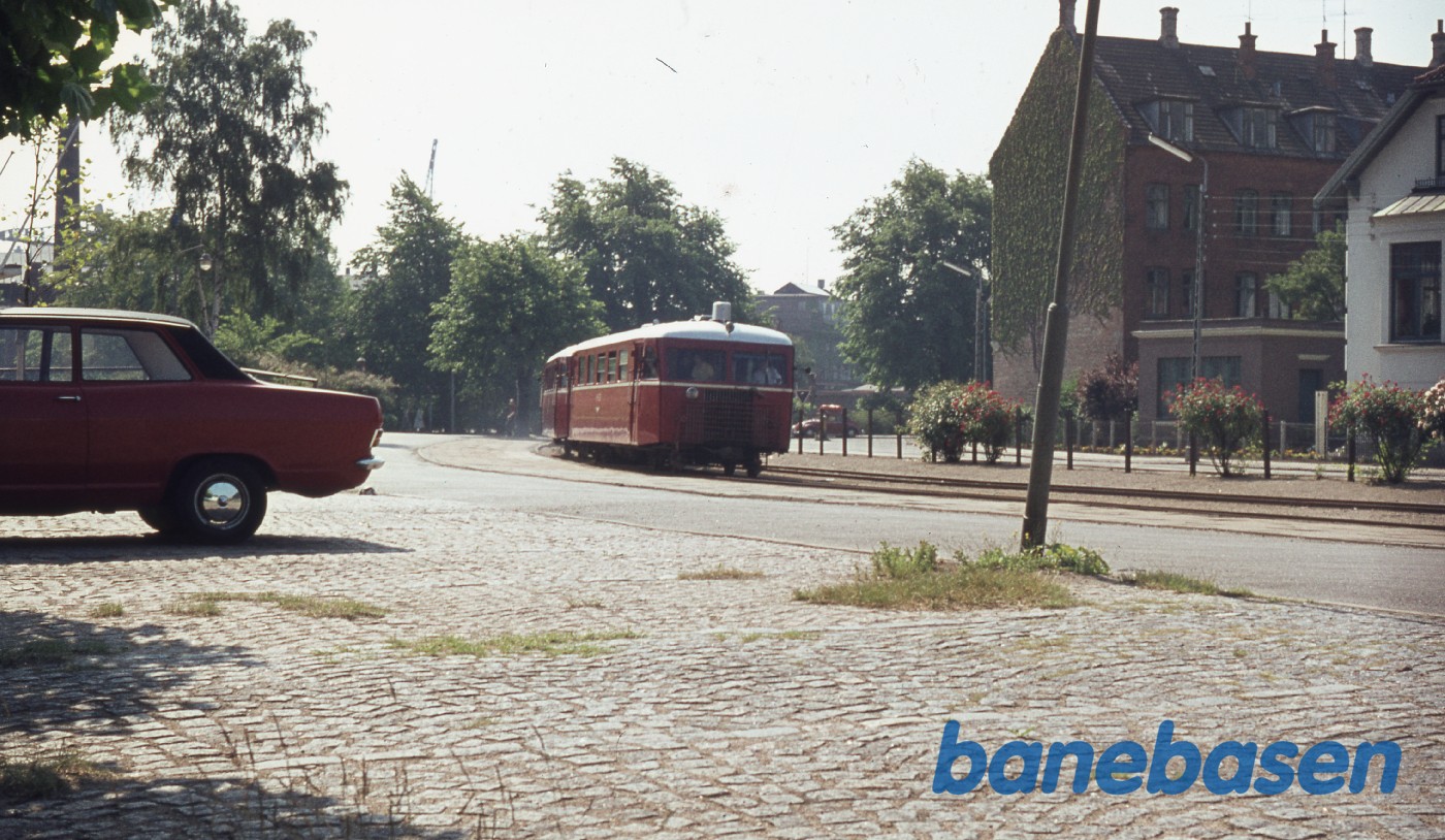 Scandia skinnebus på vej ind på stationen. Helsingør værft i baggrunden Scandia skinnebus på vej ind på stationen. Helsingør værft i baggrunden