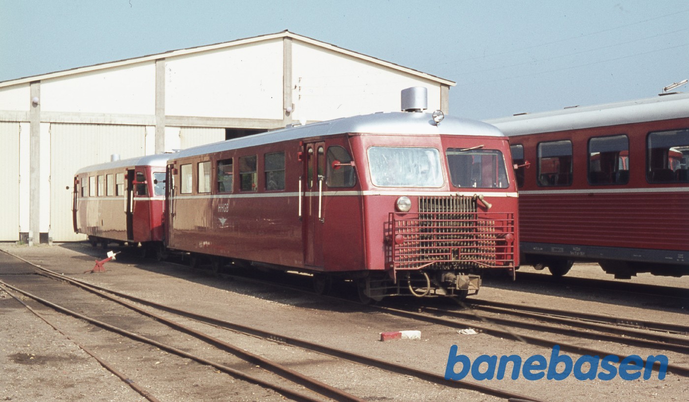 Scandia skinnebusser foran remisen, Y-tog i baggrunden Scandia skinnebusser foran remisen, Y-tog i baggrunden