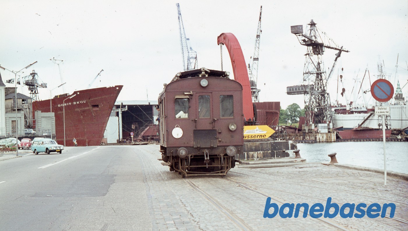 Solo diesellokomotiv på vej over havnen ved kongekranen Solo diesellokomotiv på vej over havnen ved kongekranen