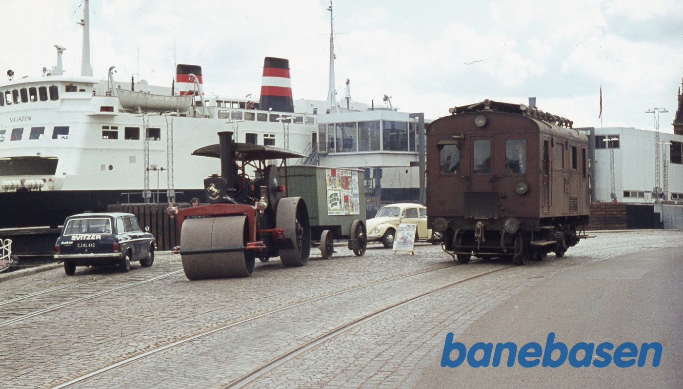 Solo diesellokomotiv på vej over havnen ved kongekranen Solo diesellokomotiv på vej over havnen ved kongekranen