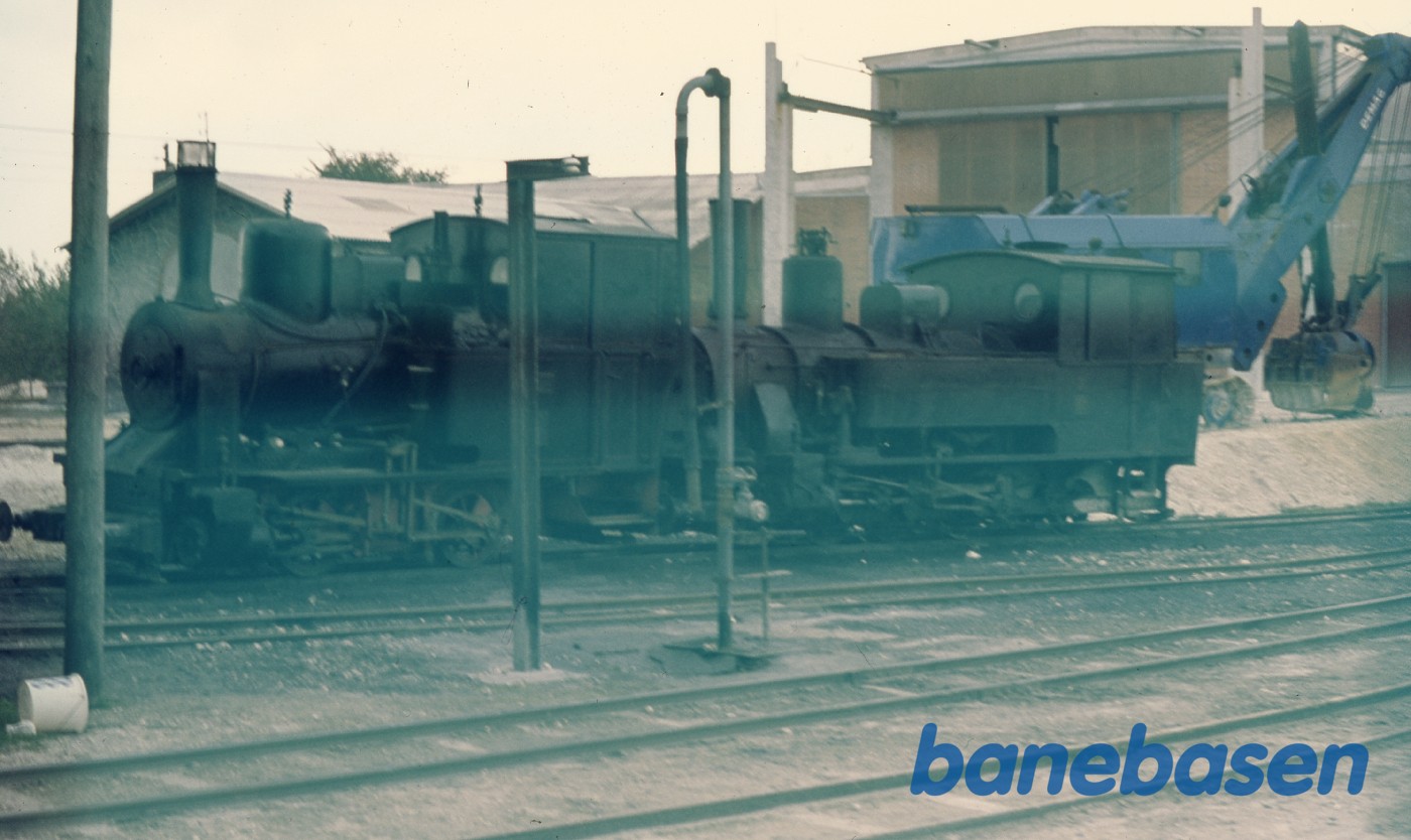 2 damplokomotiver ved depotet 2 damplokomotiver ved depotet