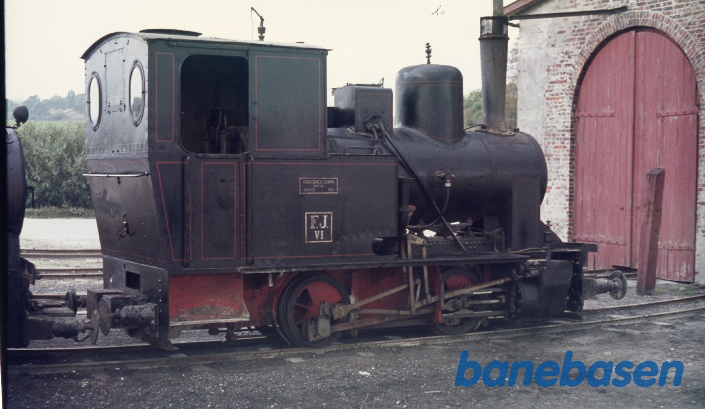 Lille 2-koblet damplokomotiv lige udenfor remisen Lille 2-koblet damplokomotiv lige udenfor remisen