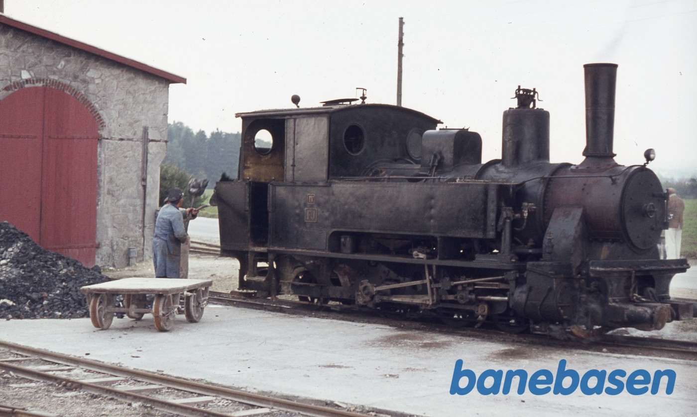 Damplokomotiv ved depotet, 2 personer ved siden af Damplokomotiv ved depotet, 2 personer ved siden af