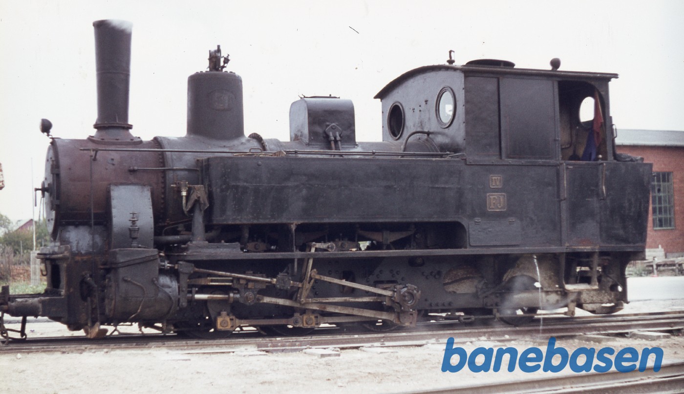Damplokomotiv ved depotet, klar til afgang Damplokomotiv ved depotet, klar til afgang