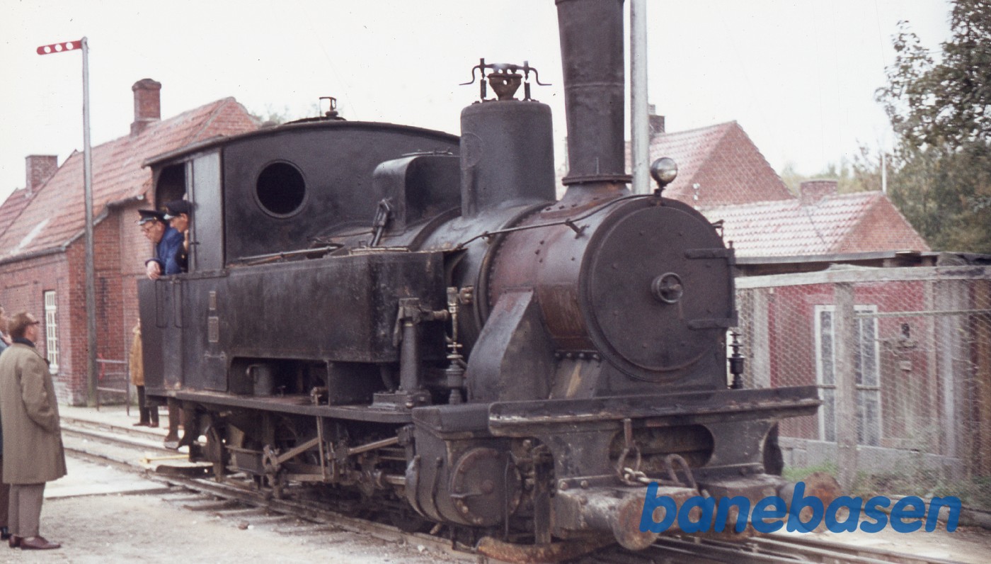 Damplokomotiv ved depotet, klar til afgang Damplokomotiv ved depotet, klar til afgang