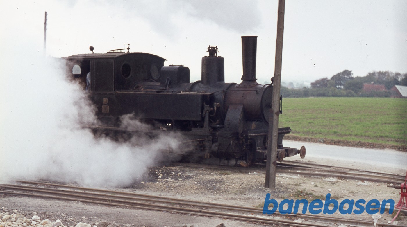 Damplokomotiv ved depotet, klar til afgang Damplokomotiv ved depotet, klar til afgang