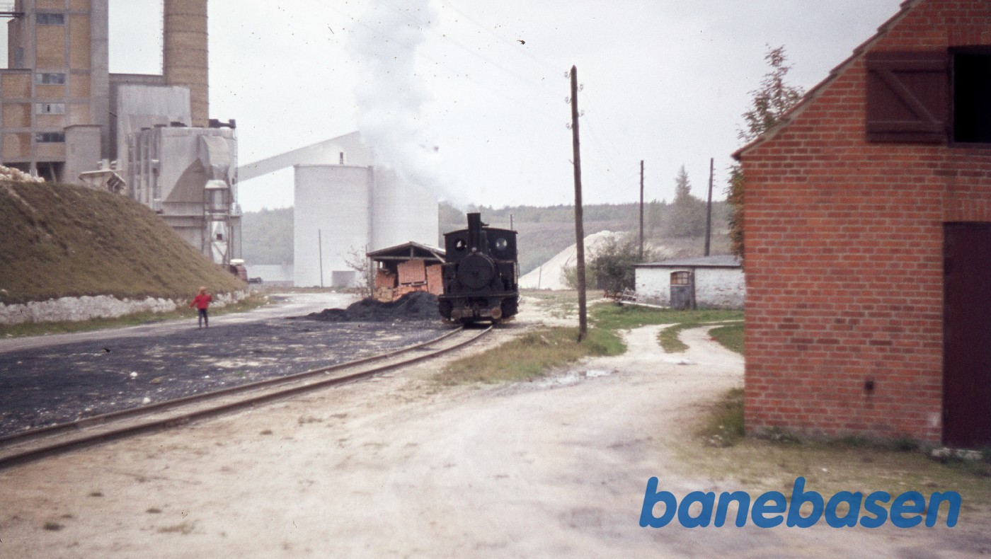 Damplokomotiv ved depotet, klar til afgang Damplokomotiv ved depotet, klar til afgang