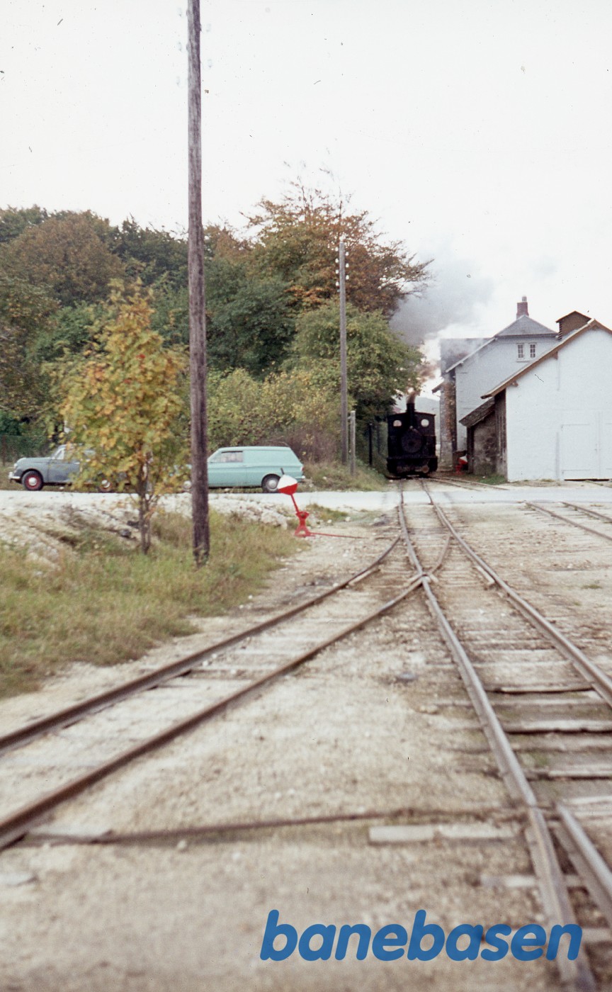 Damplokomotiv ved depotet, klar til afgang Damplokomotiv ved depotet, klar til afgang