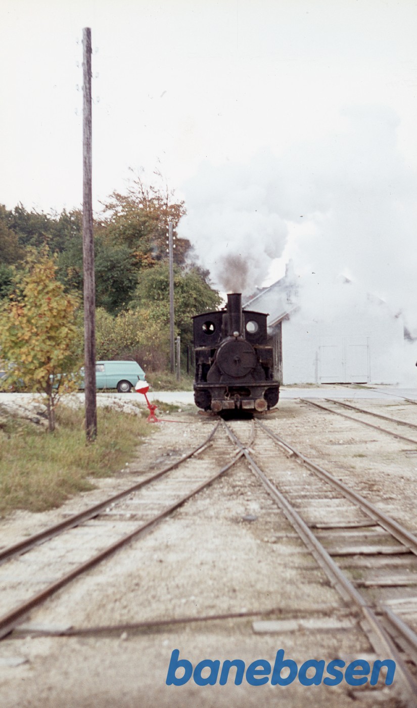 Damplokomotiv ved depotet, klar til afgang Damplokomotiv ved depotet, klar til afgang