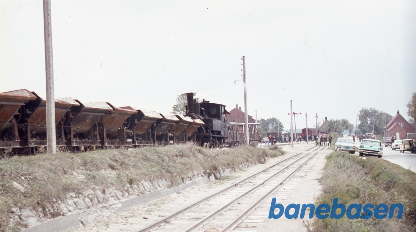 Godstog til Faxe Ladeplads holder klar inde på frabiksområdet Godstog til Faxe Ladeplads holder klar inde på frabiksområdet