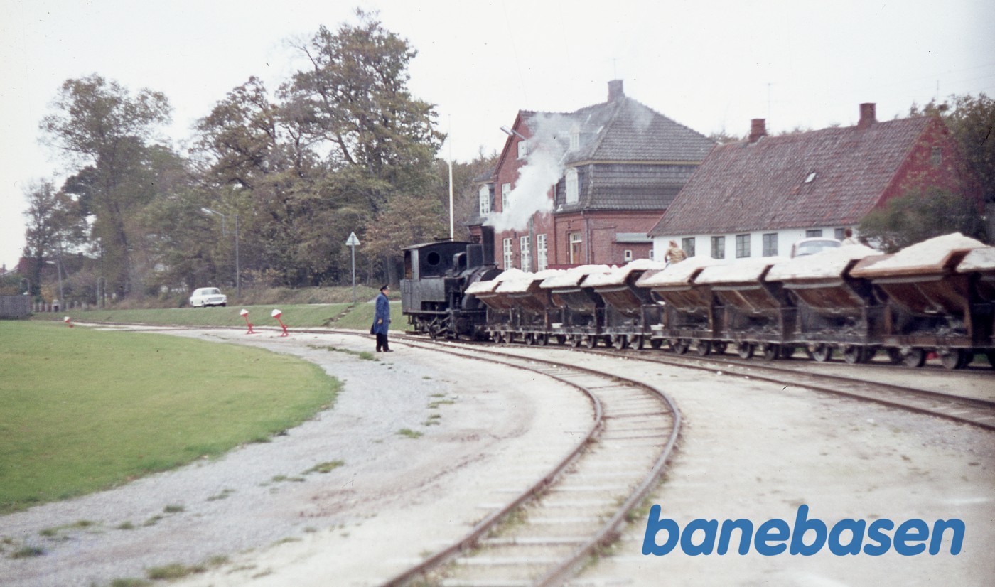De læssede godsvogne rangeres ned på havnen De læssede godsvogne rangeres ned på havnen