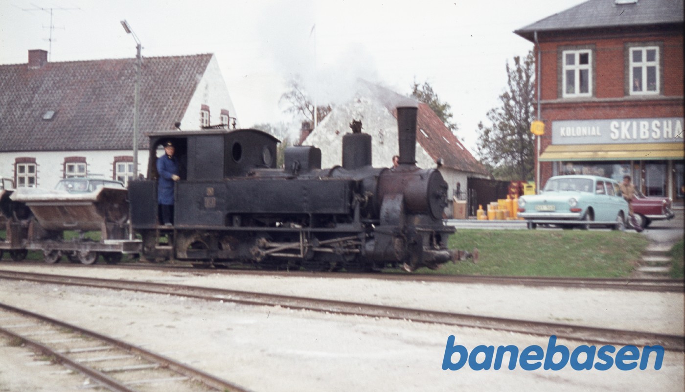 De læssede godsvogne rangeres ned på havnen De læssede godsvogne rangeres ned på havnen