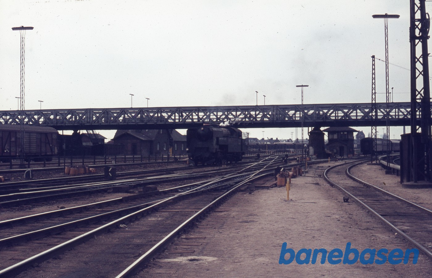 Mørkt damplokomotiv holder ude ved Dybbølsbro. Den gamle bro i baggrunden Mørkt damplokomotiv holder ude ved Dybbølsbro. Den gamle bro i baggrunden